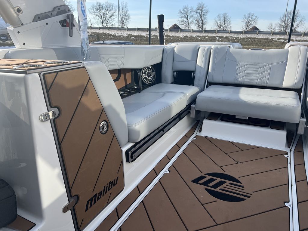 2022 Malibu Boats 25 LSV