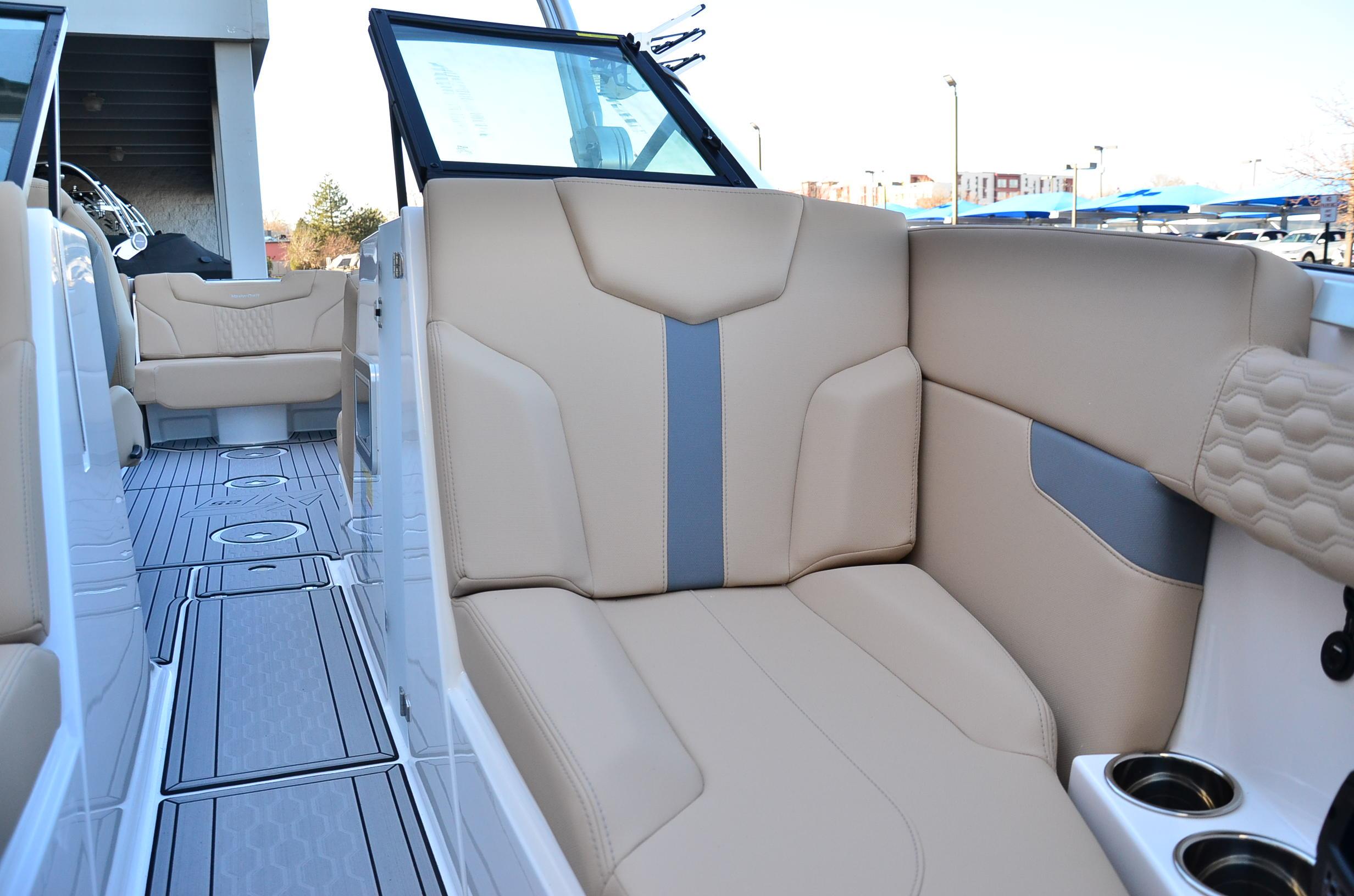 2024 MasterCraft XT25 – Loaded! Model Year End Clearance!