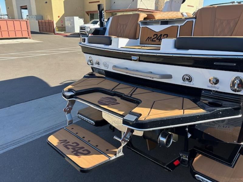 2025 Malibu M242