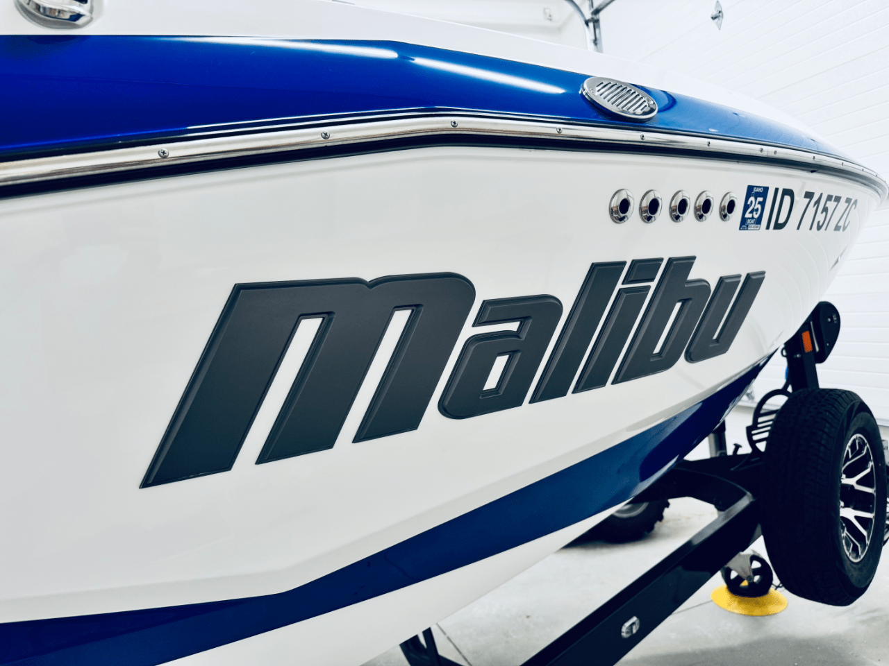2023 Malibu 22 LSV