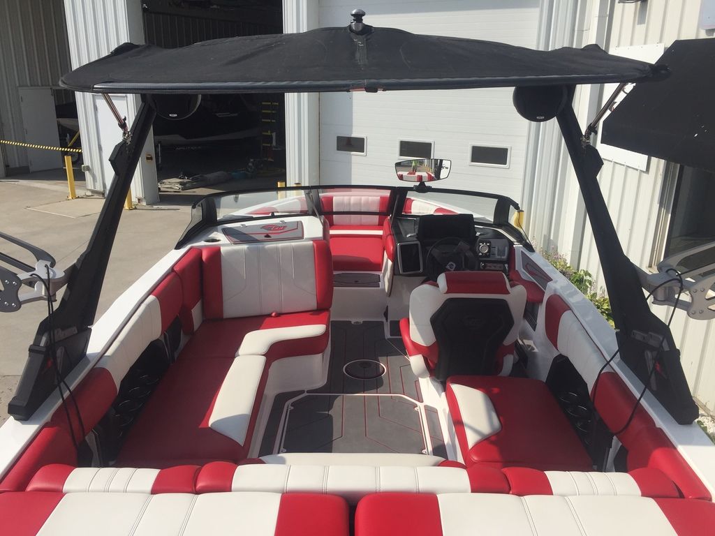 2022 Malibu Boats 21 LX