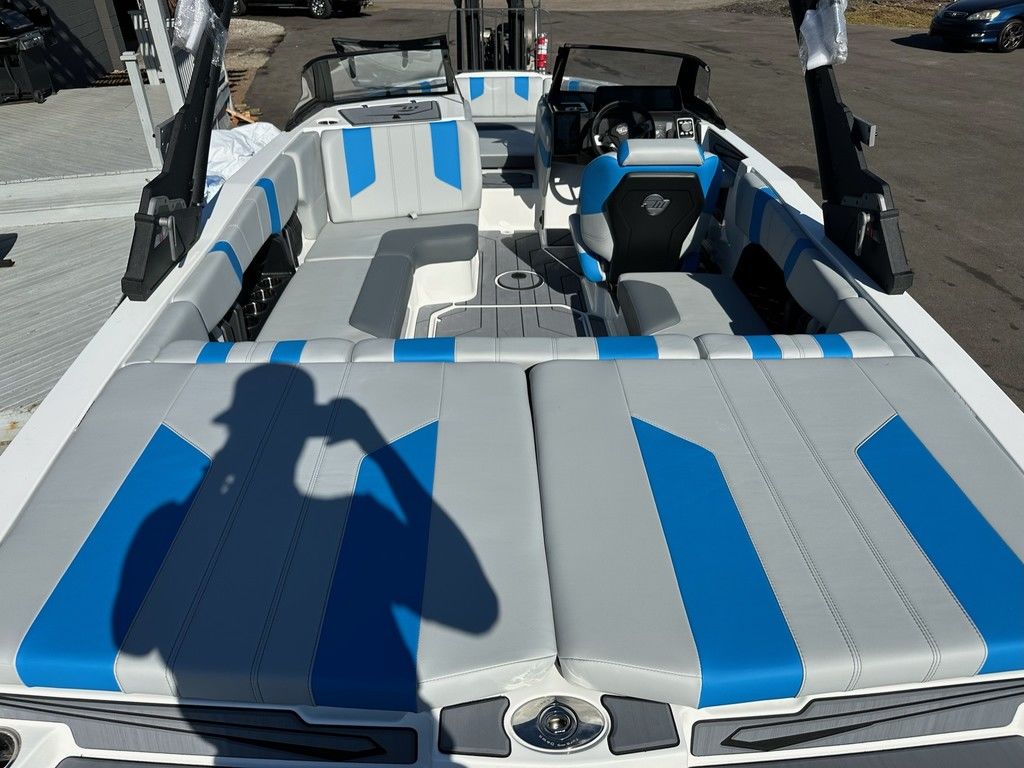 2025 Malibu Boats 21 LX
