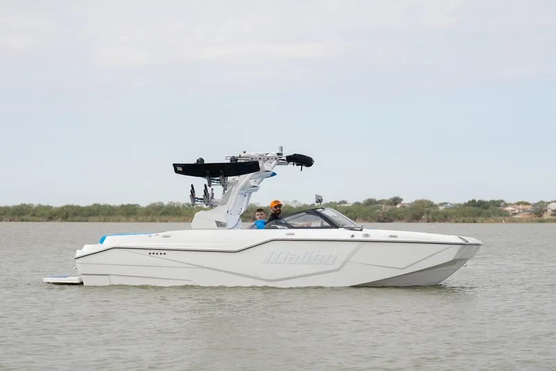 2025 Malibu M230