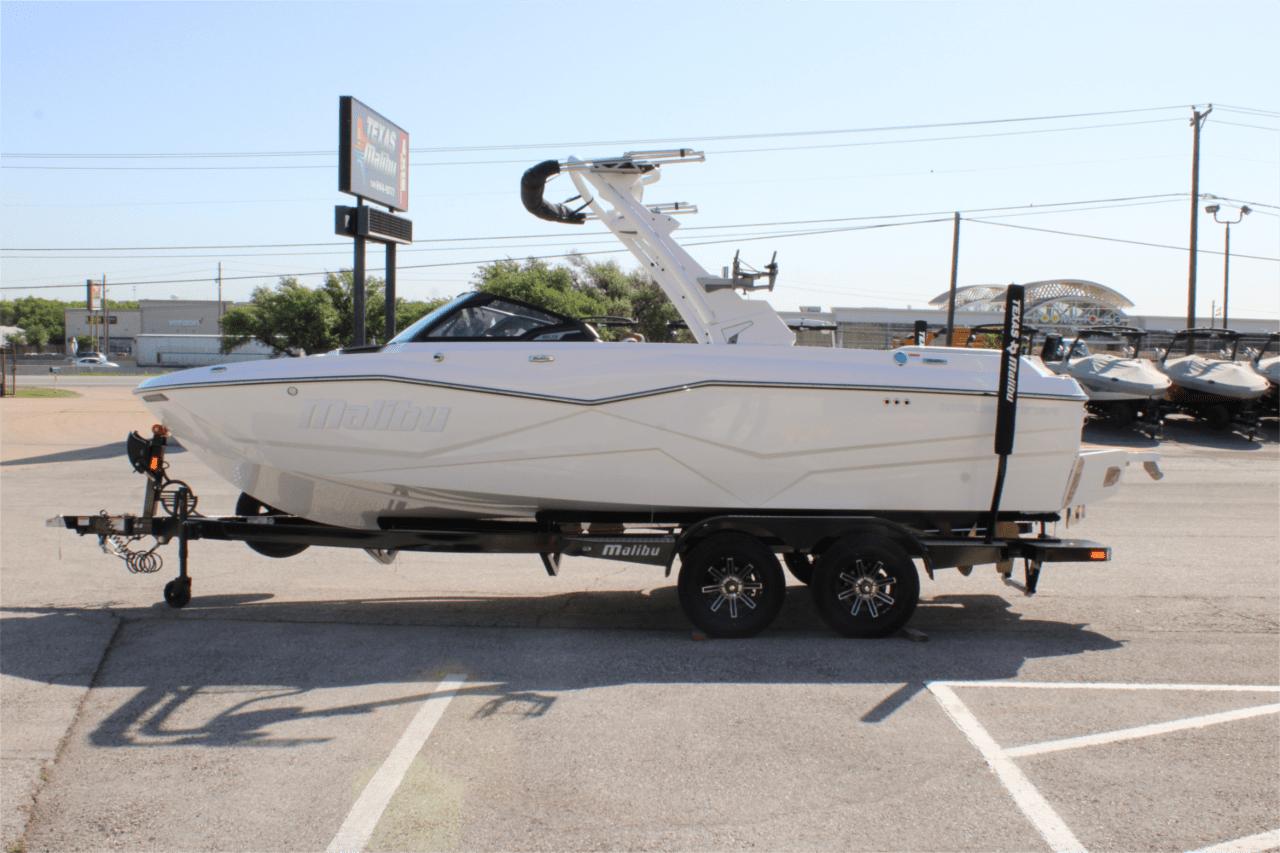 2025 Malibu 22 LSV
