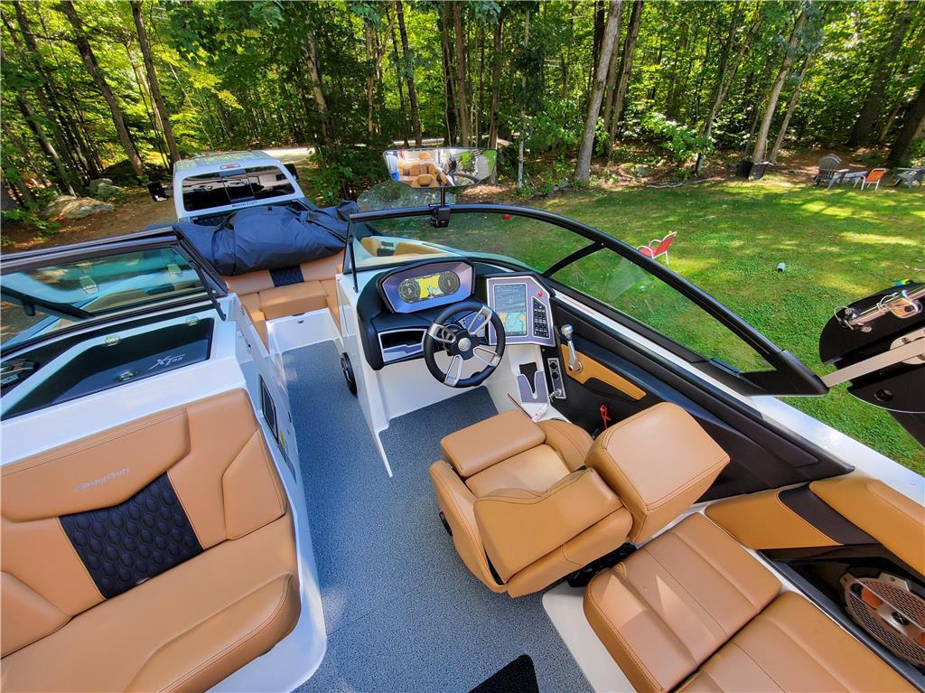 2022 MasterCraft XT22 - Like new