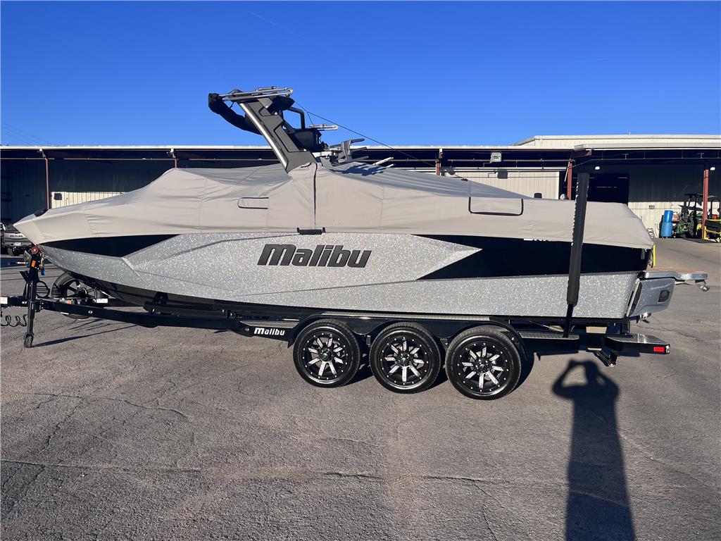 2023 Malibu 26 LSV Wakesetter –**REDUCED** TRADES WELCOME -Well Optioned – Stern Turn – Heater