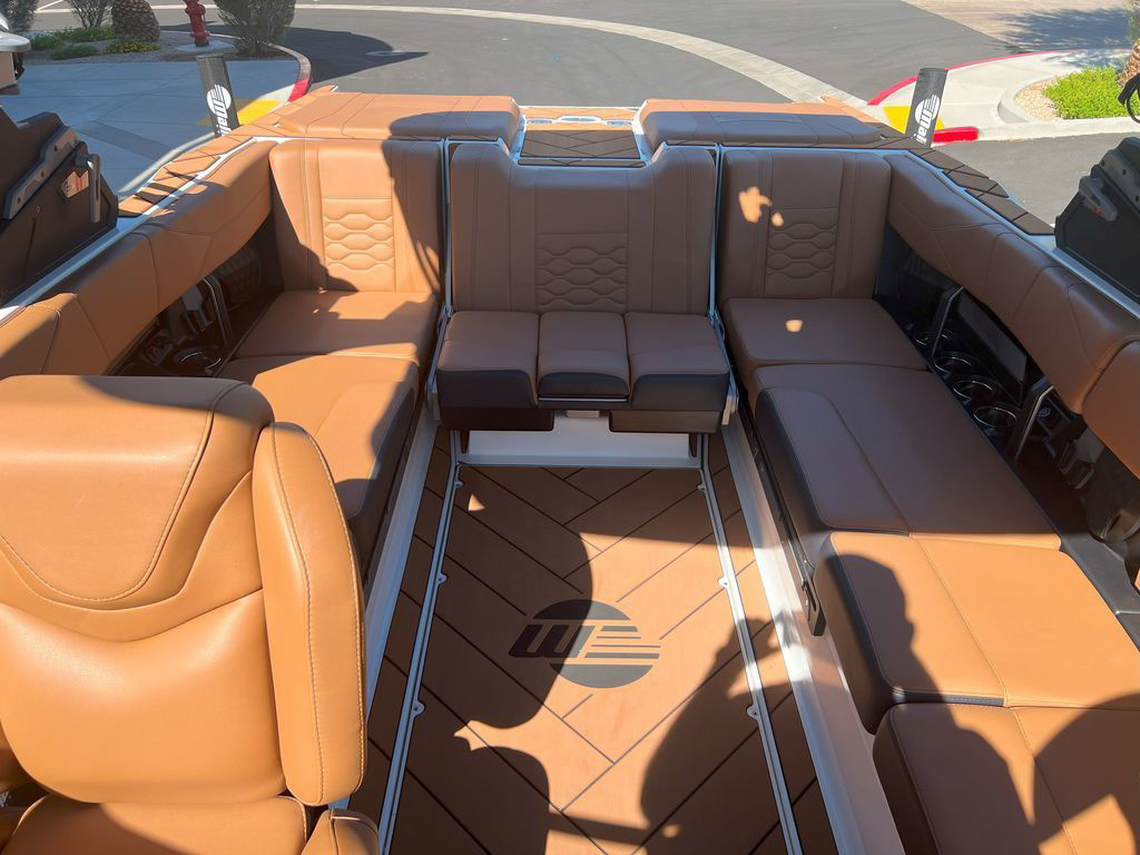 2025 Malibu 23 LSV