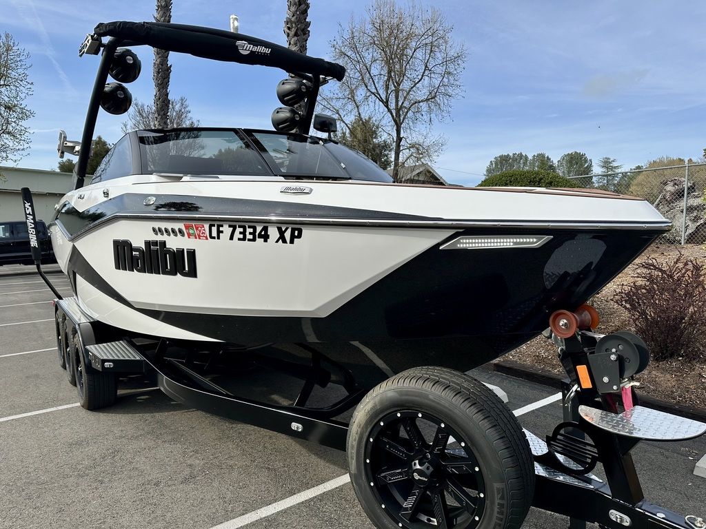 2022 Malibu Boats 25 LSV