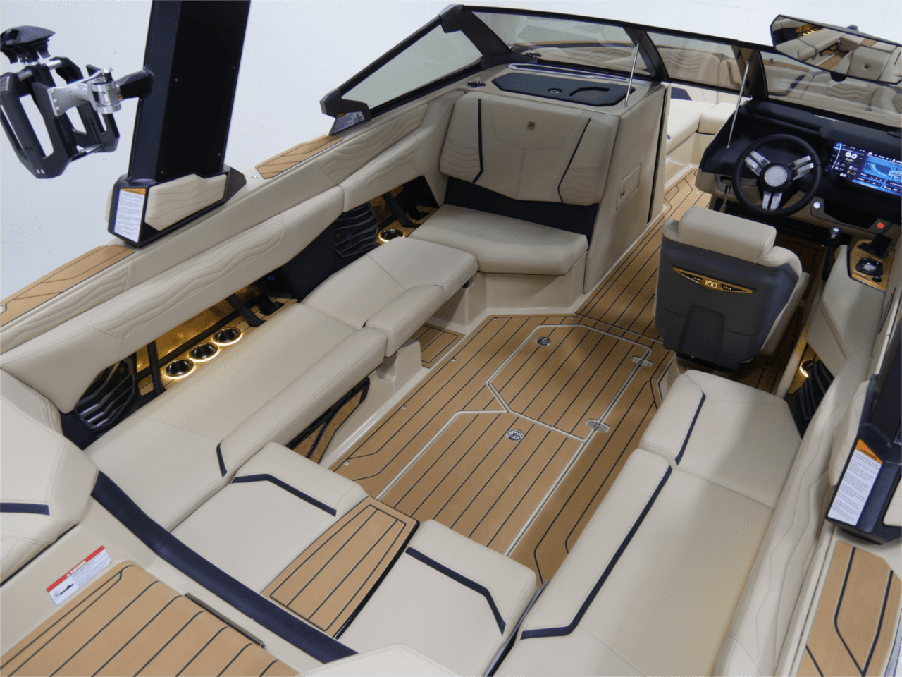 2025 Nautique G23 – Jet Black/Sahara Sand