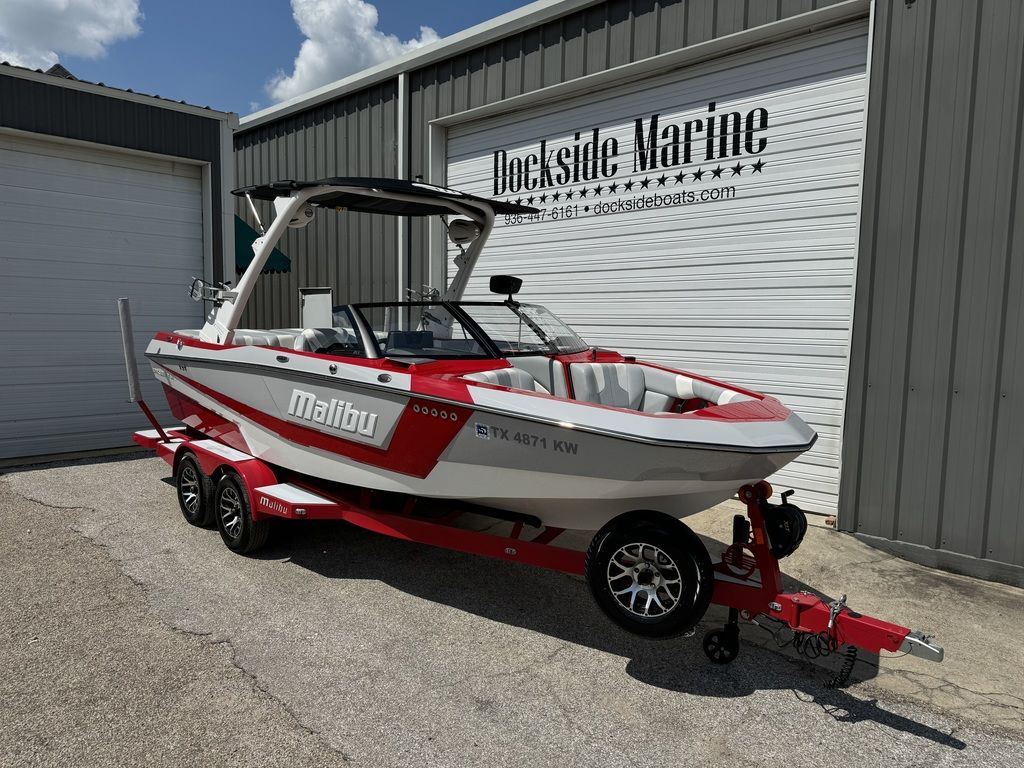 2022 Malibu Boats 21 LX