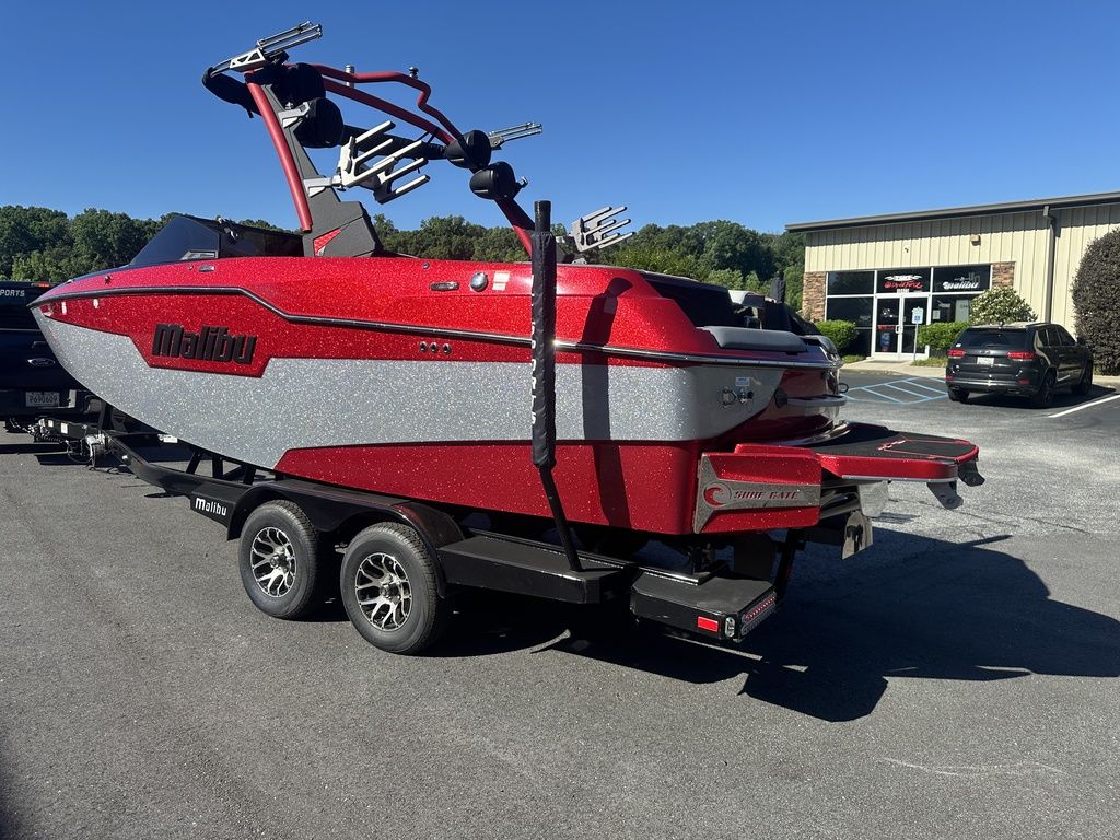 2023 malibu boats M220