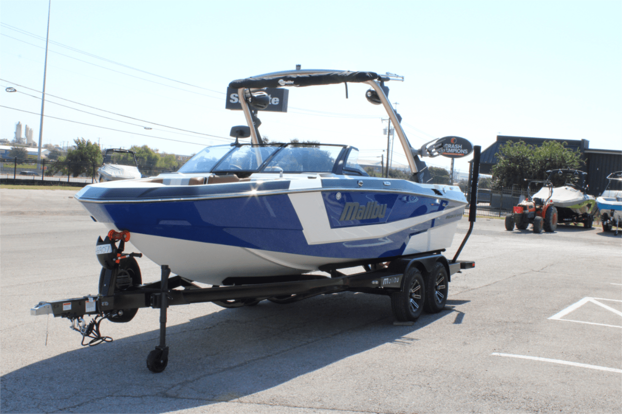 2025 Malibu 21 LX