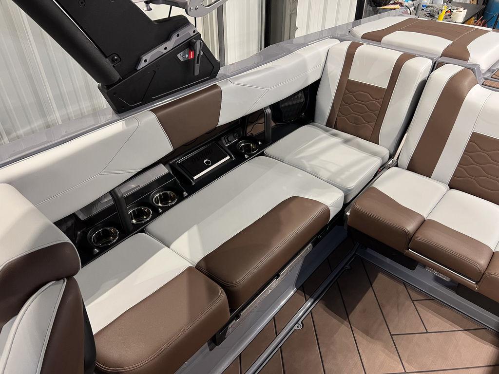 2025 Malibu 23 LSV