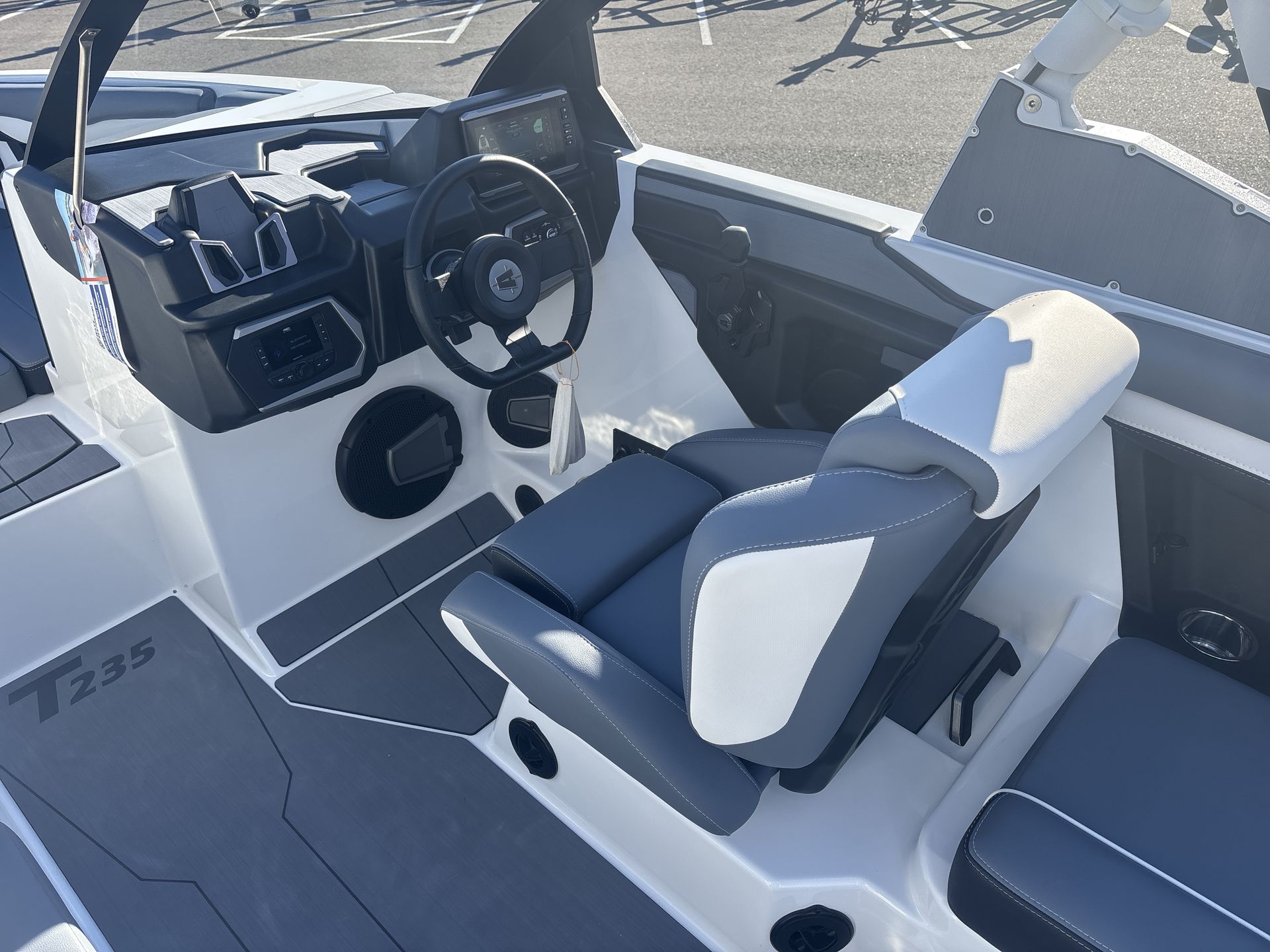 2025 Axis T235 Icon
