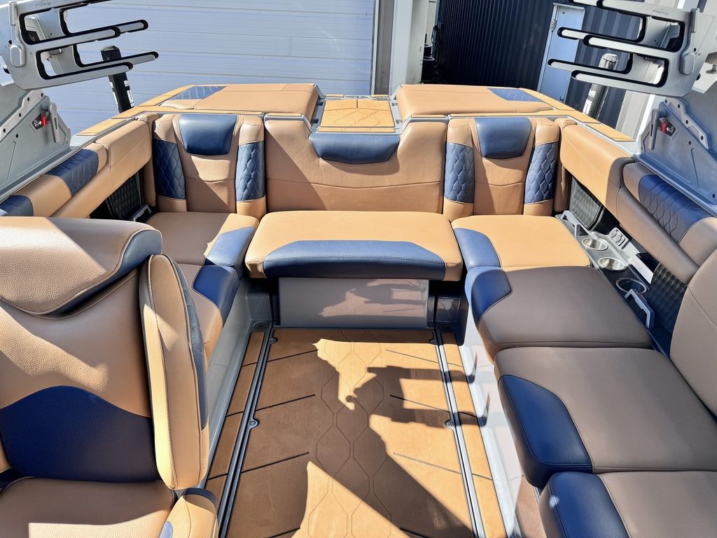 2021 Malibu Boats M220