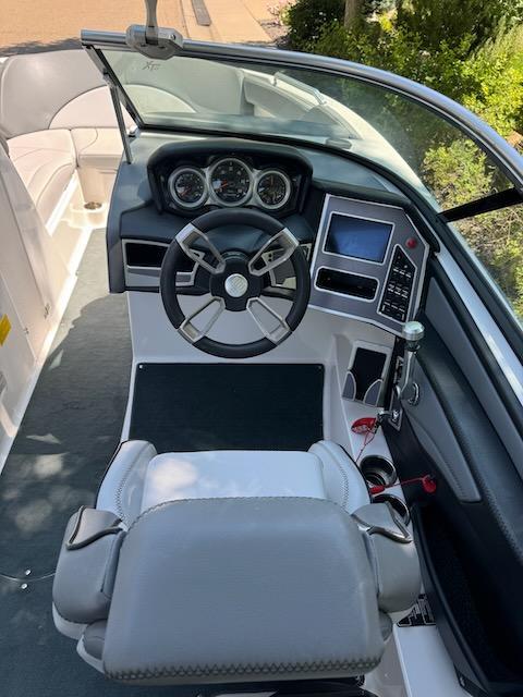 2020 MasterCraft XT22 – Low Hours