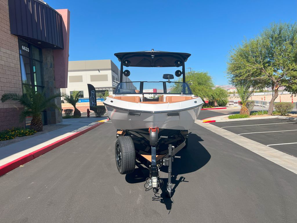 2025 Malibu 23 LSV
