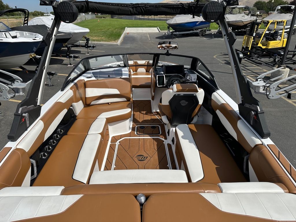 2022 Malibu Boats 22 LSV