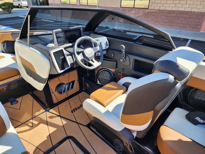 2022 Malibu 23 LSV