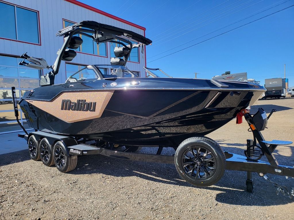 2025 Malibu Boats M230 Icon