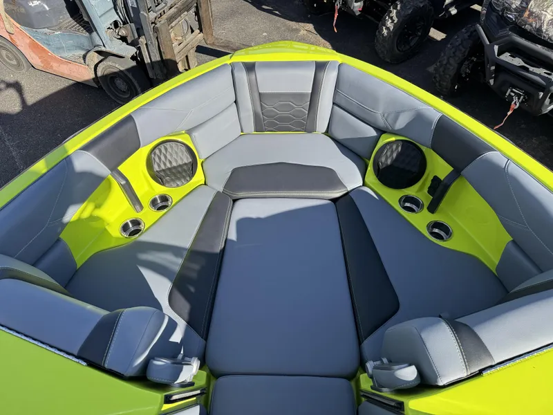 2025 Malibu 23 LSV