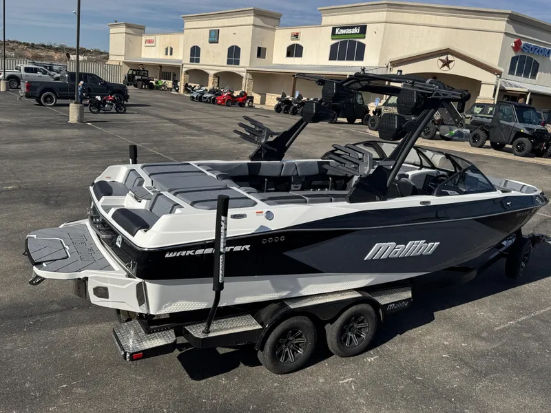 2025 Malibu 23 LSV