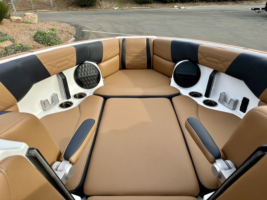 2022 Malibu Boats 25 LSV