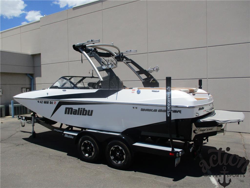 2018 Malibu 21 MLX - only 40 hours!