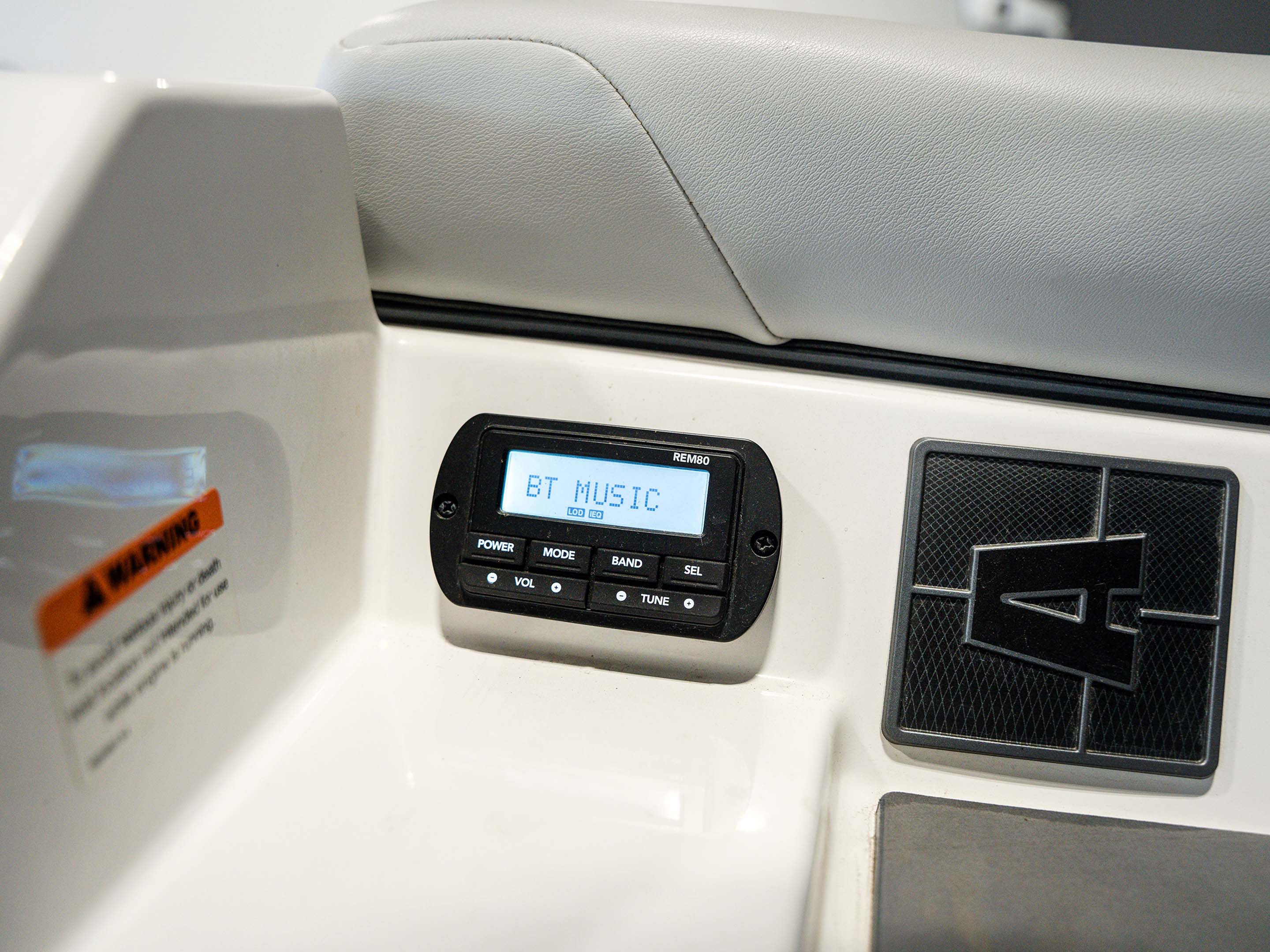 2023 Axis A20 &#8211; White / Black