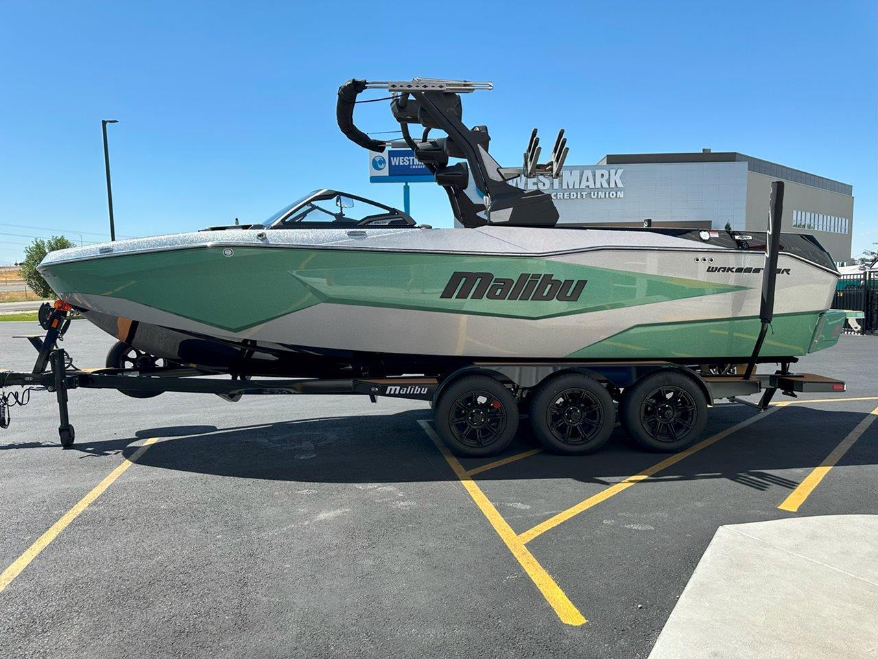 2025 Malibu 25 LSV