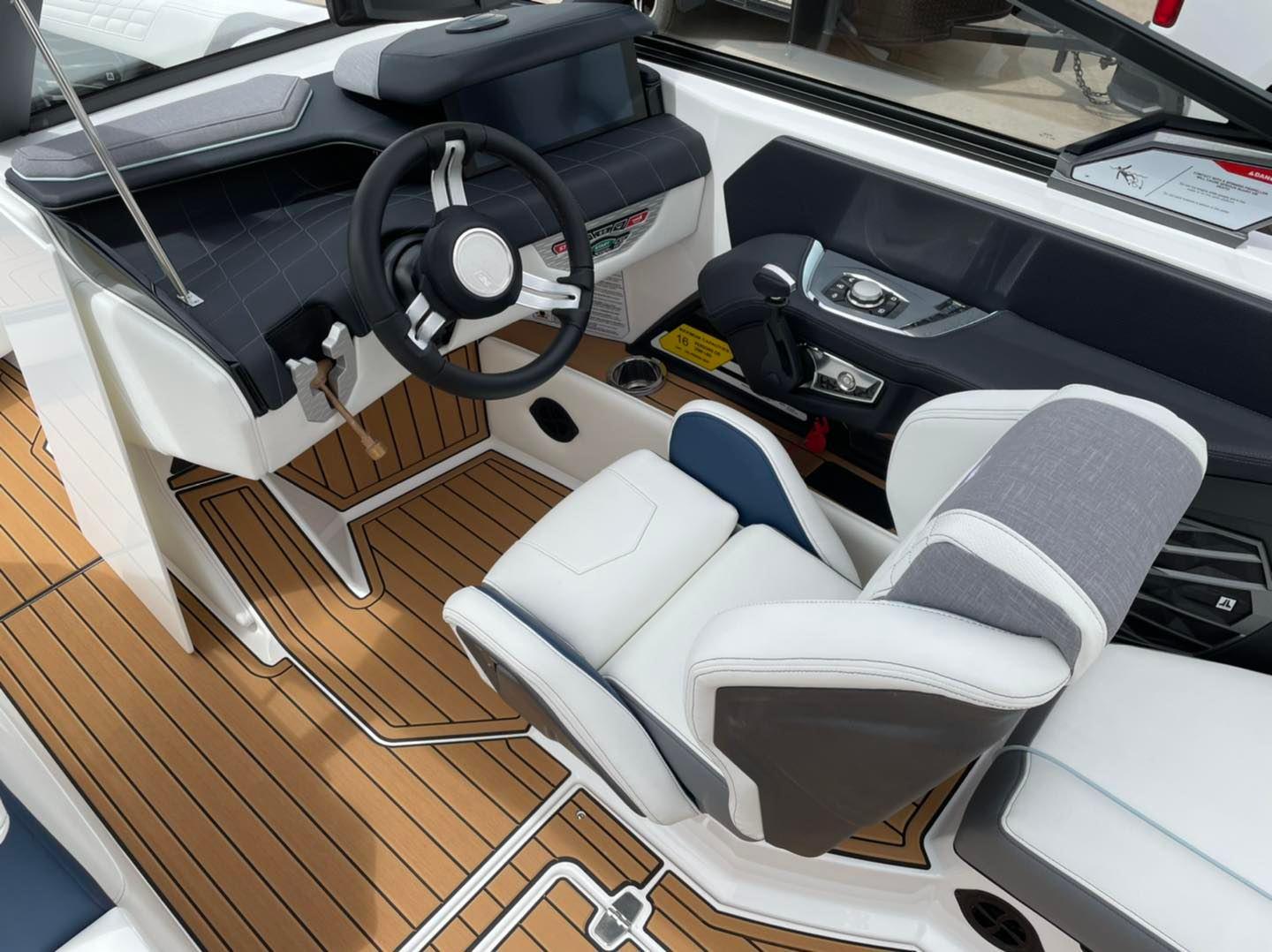 2022 Nautique G23 -55 hours,Thruster!, Original owner