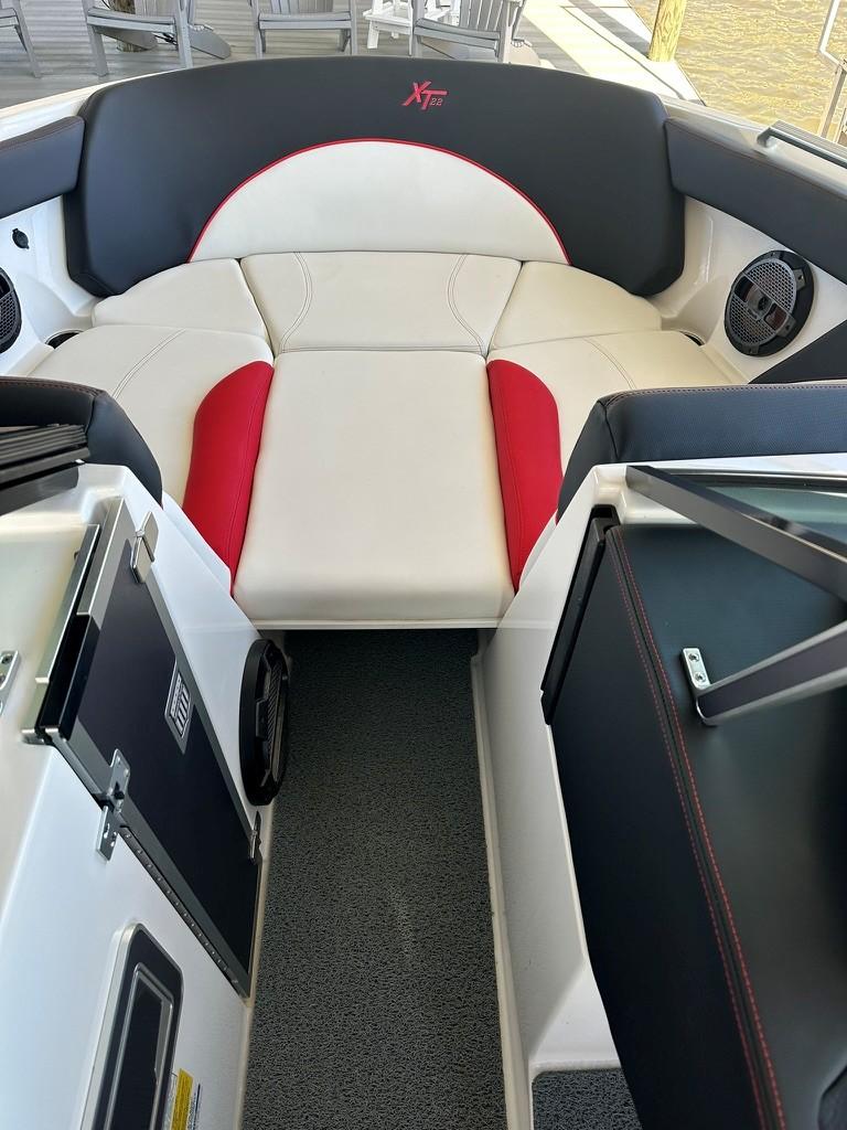 2021 MasterCraft XT22 – LOADED!