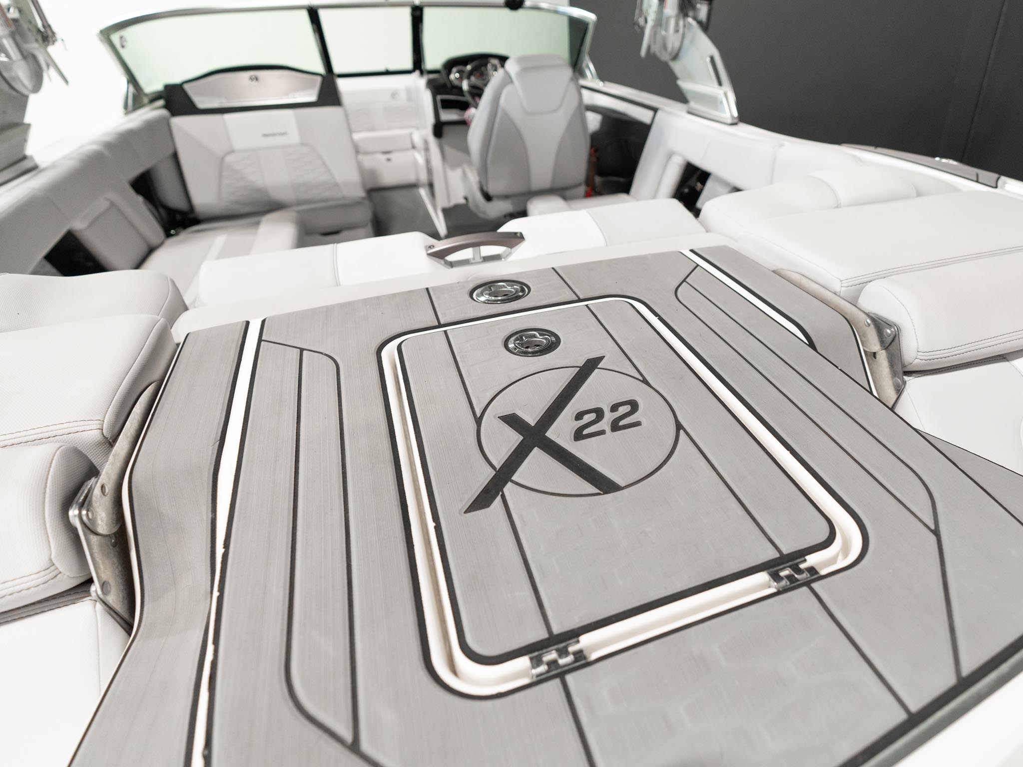 2021 Mastercraft X22 &#8211; White / Black Flake