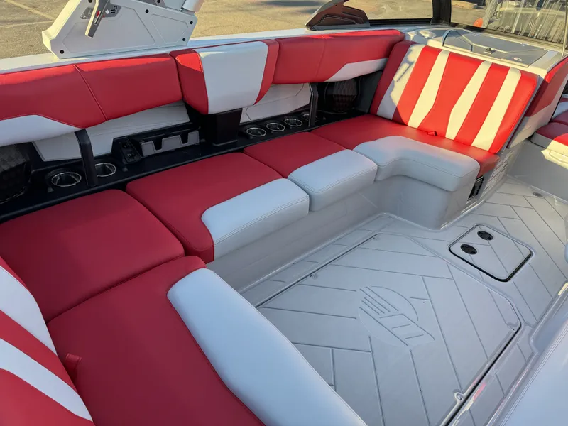 New 2024 Malibu 22 LSV
