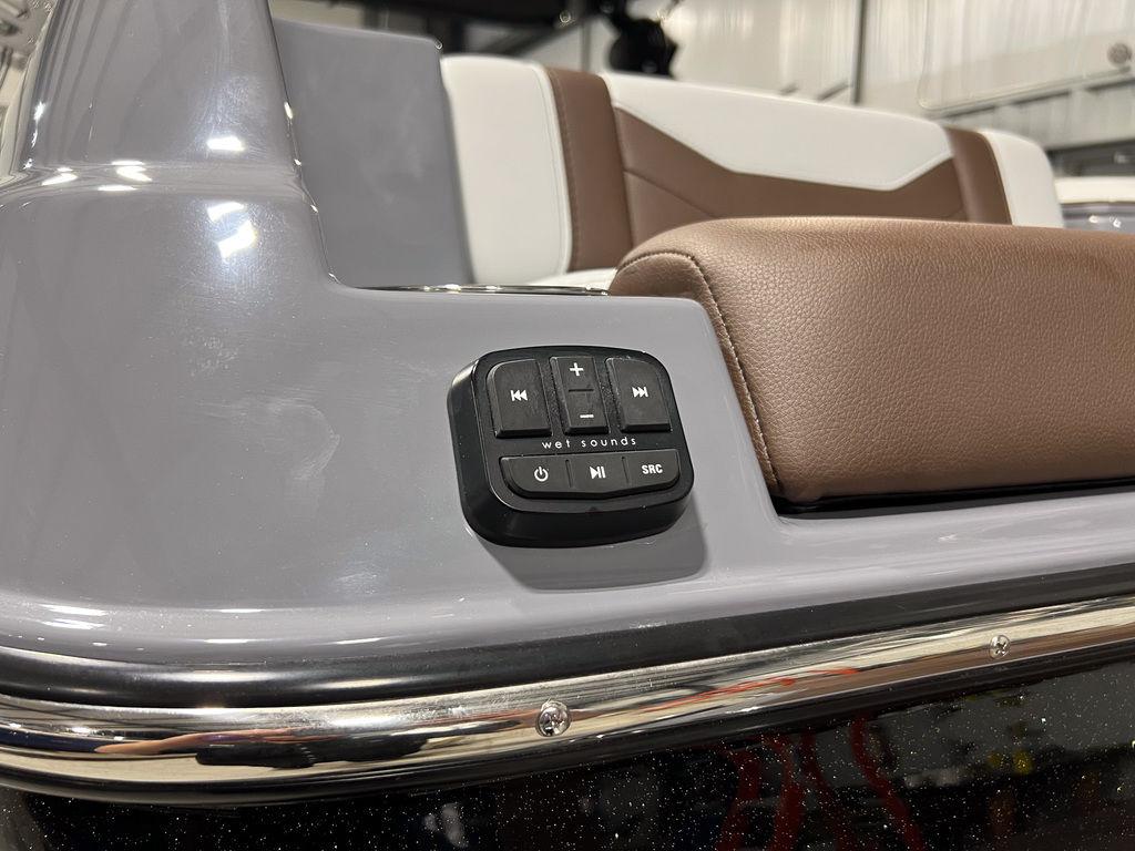 2025 Malibu 23 LSV