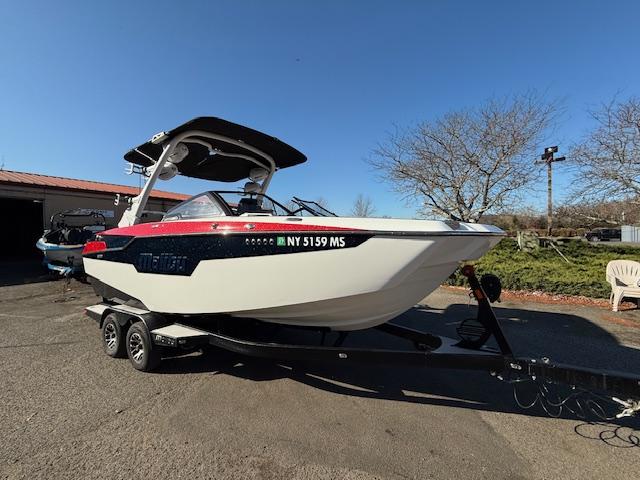 2021 Malibu M220 w Trailer
