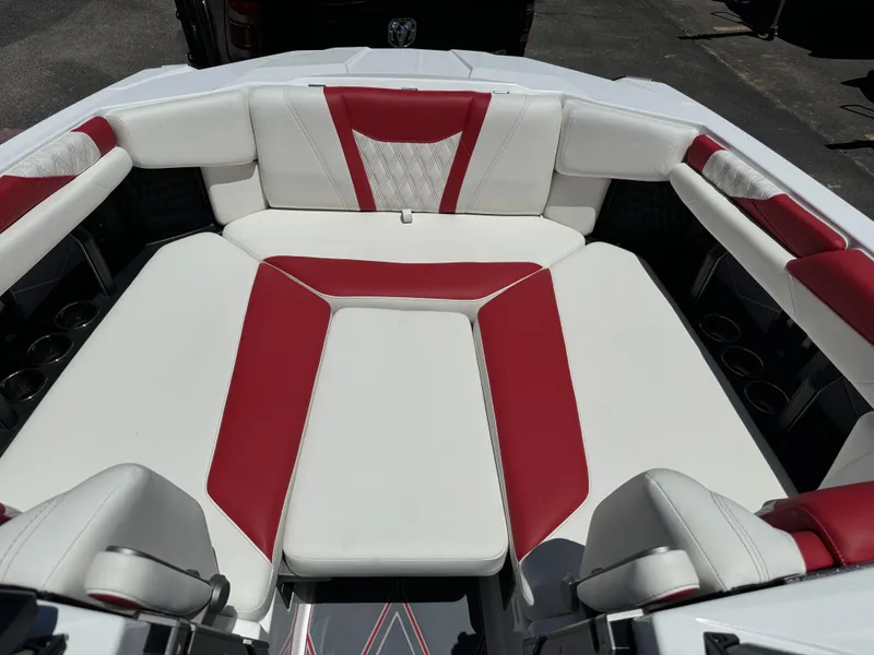 2025 Malibu M242