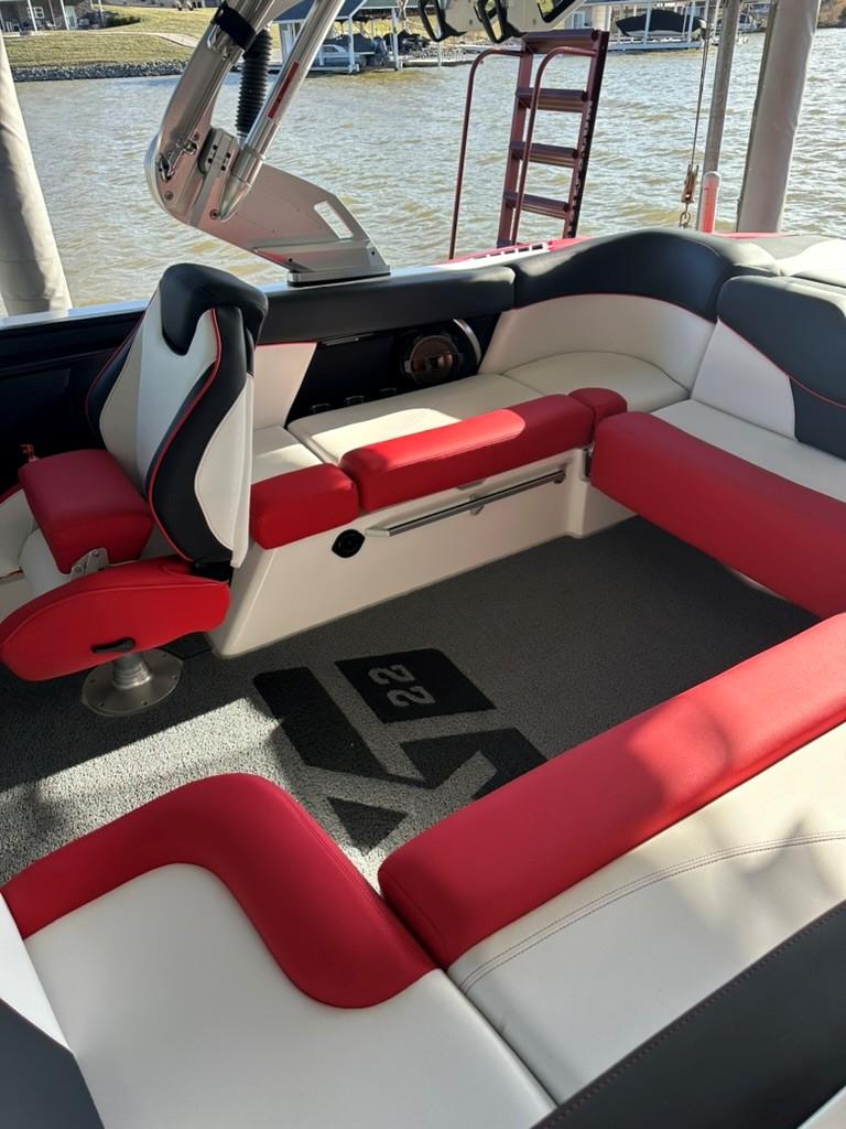 2021 MasterCraft XT22 – LOADED!