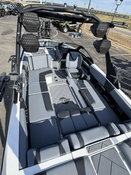 2025 Malibu 23 LSV
