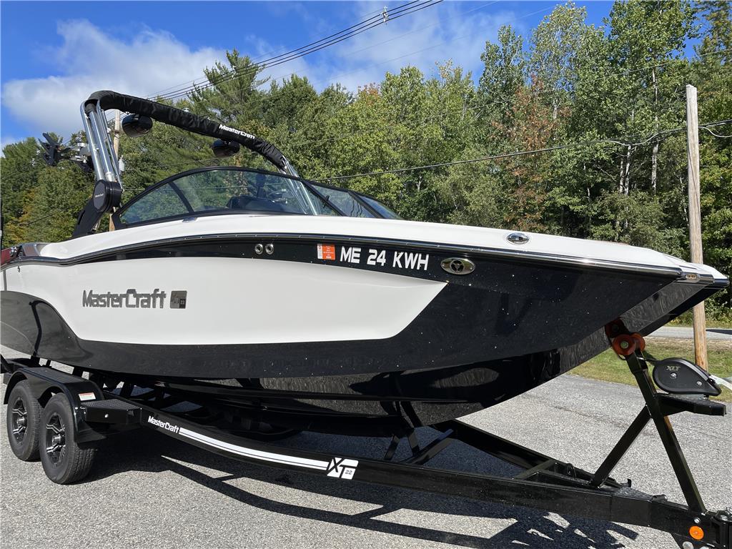 2022 MasterCraft XT22 - Like new