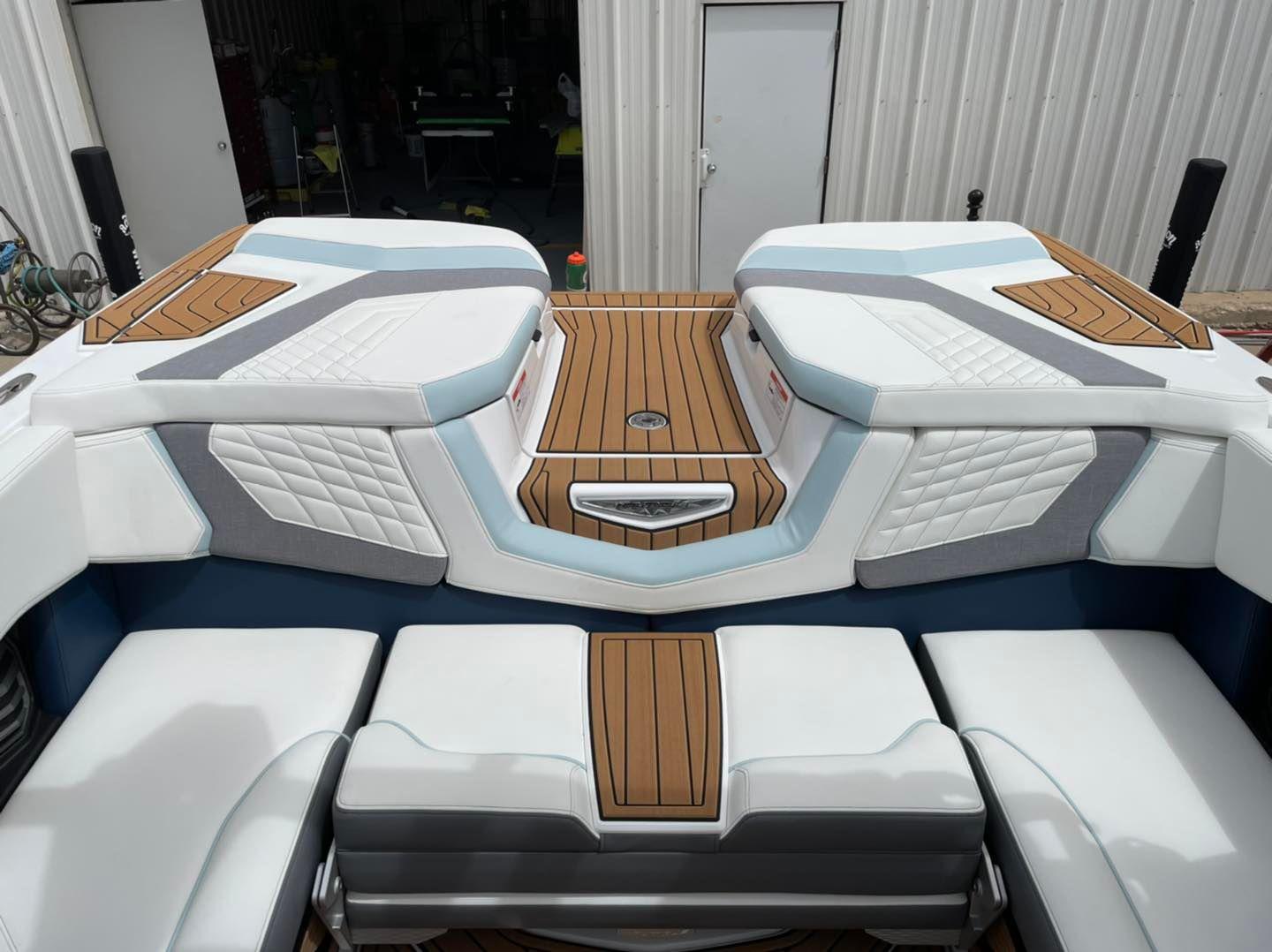 2022 Nautique G23 -55 hours,Thruster!, Original owner