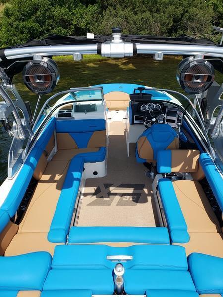 2021 MasterCraft XT22 – Lift kept, super clean