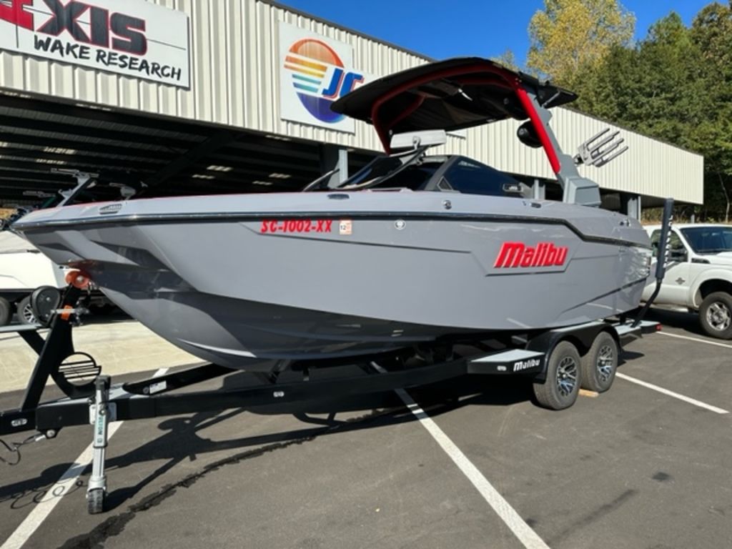 2022 Malibu Boats M220