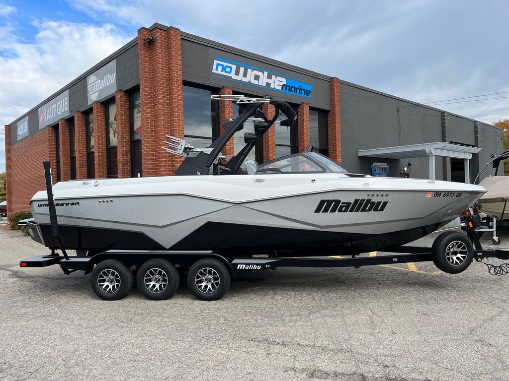 2023 Malibu Boats 25 LSV
