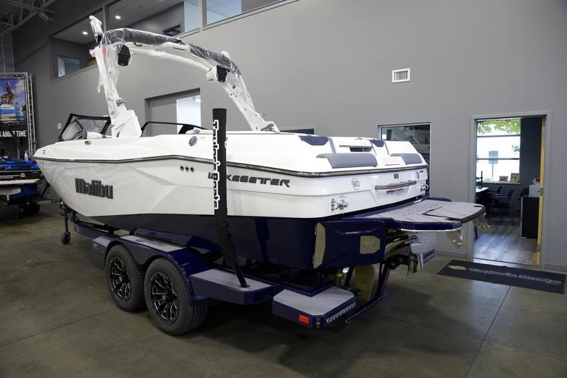 2025 Malibu 23 LSV