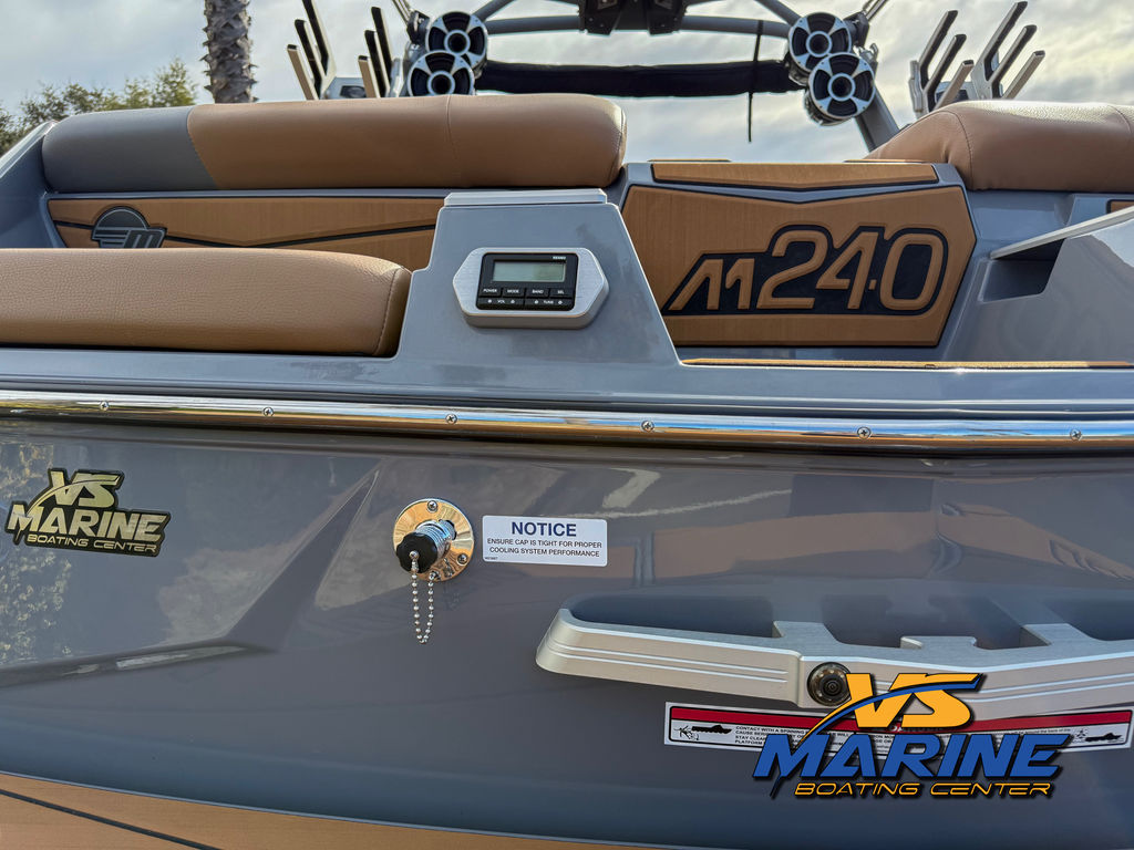 2021 Malibu Boats M240