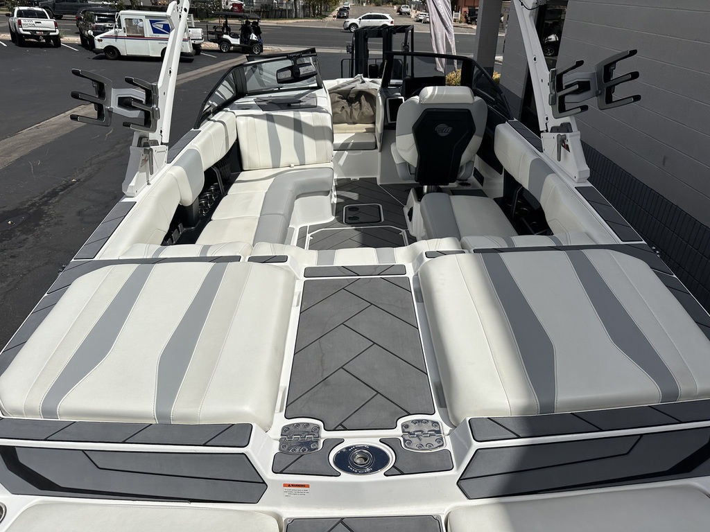 2023 Malibu 22 LSV