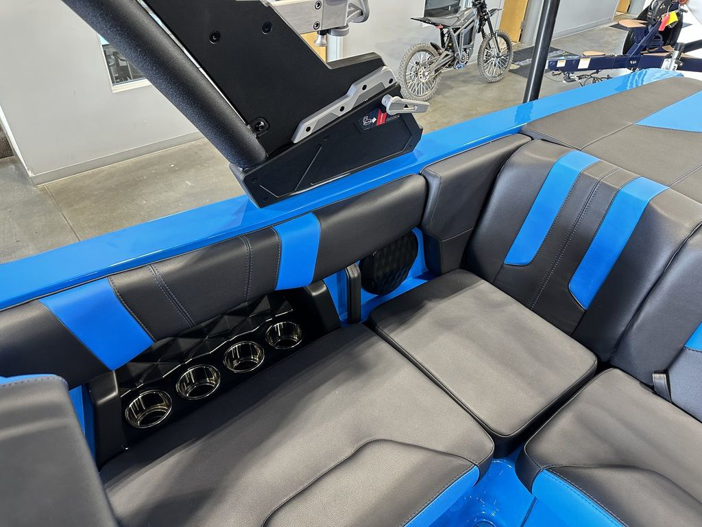 2023 Malibu 21 LX