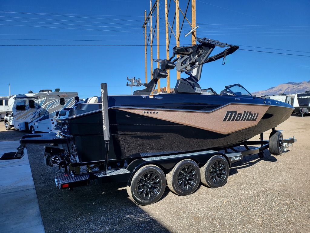 2025 Malibu Boats M230 Icon