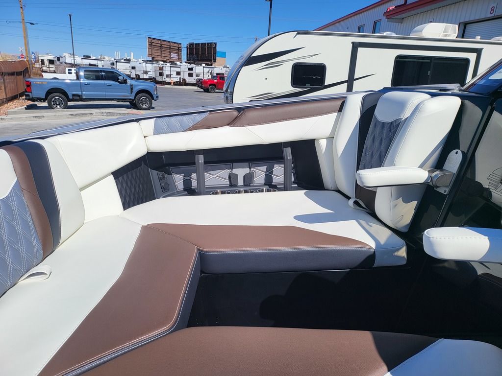 2025 Malibu Boats M230 Icon